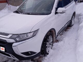 2019 Mitsubishi Outlander III Рестайлинг 3, белый, 1890000 рублей, вид 1