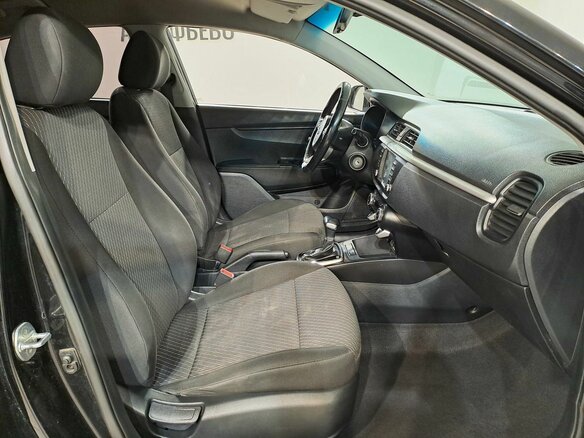 2018 Kia Rio IV, чёрный, 1025000 рублей - вид 15