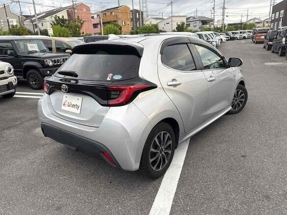 2021 Toyota Yaris IV, серебристый, 980000 рублей - вид 3
