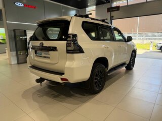 2021 Toyota Land Cruiser Prado 150 Series Рестайлинг 3, белый, 5327000 рублей, вид 4