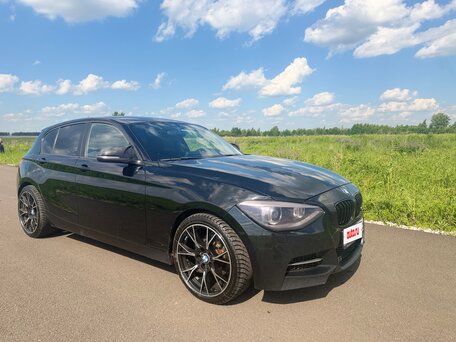 2011 BMW 1 серии 118i II (F20/F21), чёрный, 900000 рублей, вид 1