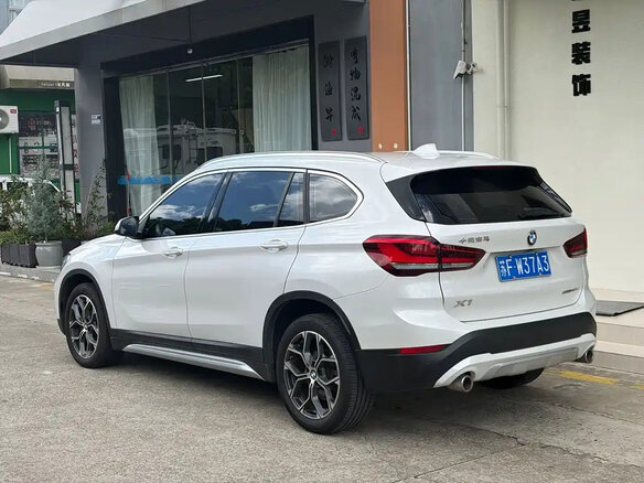 2023 BMW X1 20Li sDrive II (F48) Рестайлинг, белый - вид 3