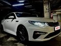 2019 Kia Optima IV Рестайлинг, белый, 2000000 рублей - вид 1
