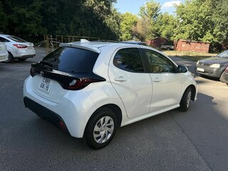 2021 Toyota Yaris IV, белый, 1260000 рублей, вид 3