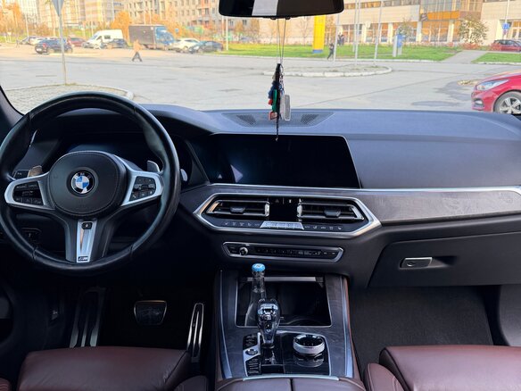 2019 BMW X5 40i IV (G05/G18), белый, 5700000 рублей - вид 3