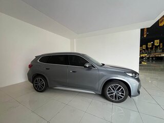 2025 BMW iX1 eDrive 25L, серый, 3830111 рублей, вид 4