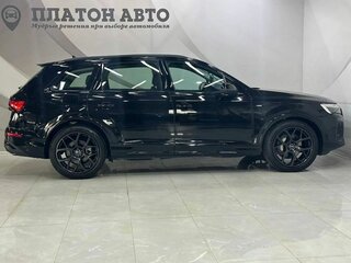 2025 Audi Q7 45 TFSI II (4M) Рестайлинг 2, чёрный, 10999000 рублей, вид 4