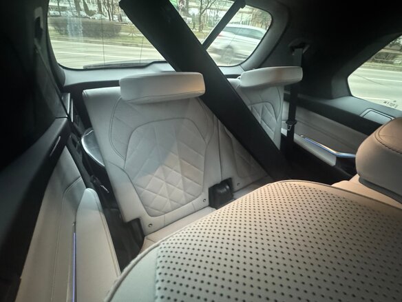 2022 BMW X7 40i I (G07) Рестайлинг, серый, 7120000 рублей - вид 10
