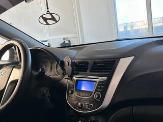 2011 Hyundai Solaris I, серебристый, 650000 рублей, вид 4