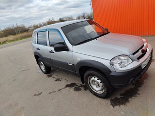 2014 Chevrolet Niva I Рестайлинг, серебристый, 650000 рублей, вид 3