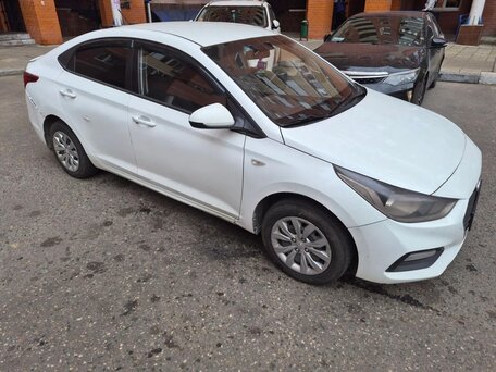 2018 Hyundai Solaris II, белый, 650000 рублей, вид 2