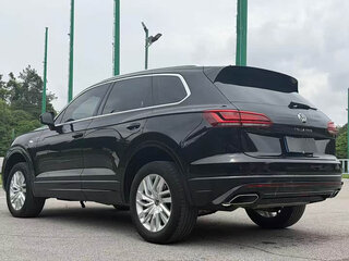 2022 Volkswagen Touareg III, чёрный, 4685007 рублей, вид 4