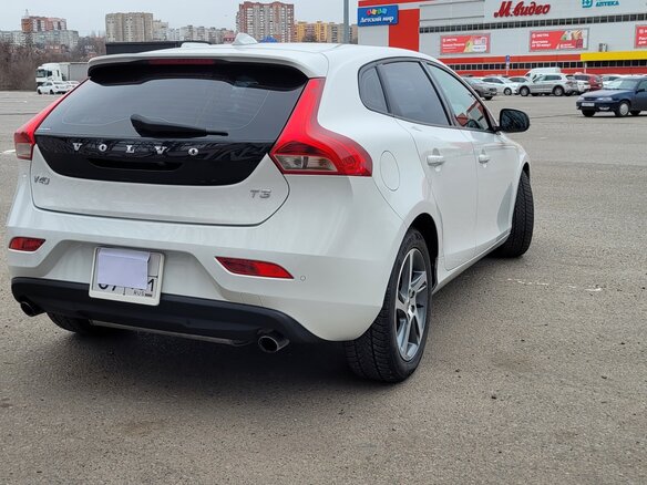2017 Volvo V40 II Рестайлинг, белый, 1650000 рублей - вид 12