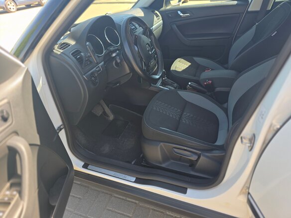 2015 Skoda Yeti I Рестайлинг, белый, 1200000 рублей - вид 8