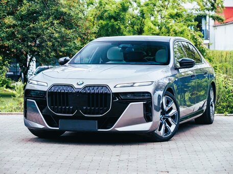 2025 BMW 7 серии 740d xDrive VII (G70), серебристый, 12560843 рублей, вид 3