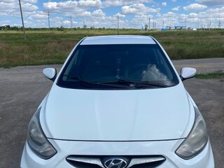 2013 Hyundai Solaris I, белый, 670000 рублей, вид 1