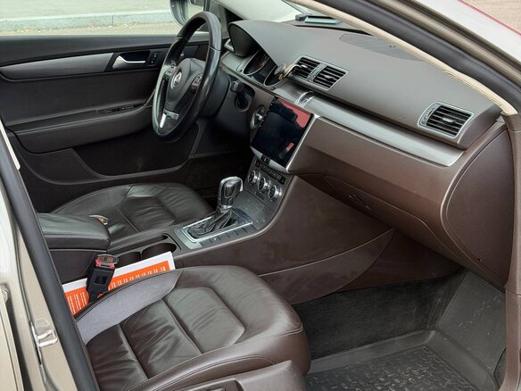 2013 Volkswagen Passat B7, бежевый, 915000 рублей - вид 12