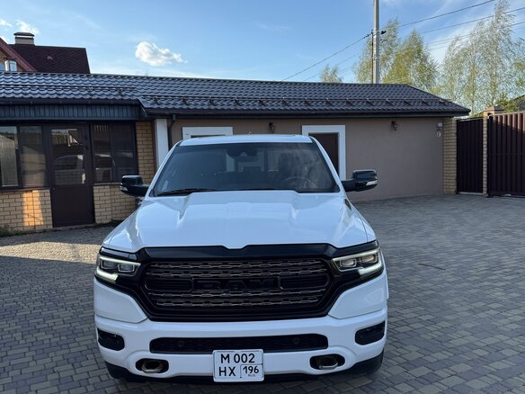2019 Ram 1500 Crew Cab V, белый, 7000000 рублей - вид 1