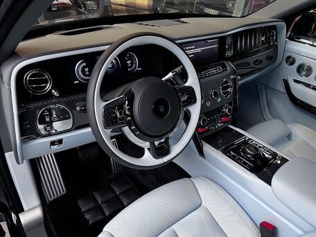 2026 Rolls-Royce Cullinan Black Badge I Рестайлинг (Series II), чёрный, 64350000 рублей, вид 5