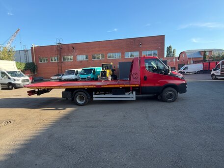 2017 Iveco Daily, красный, 3050000 рублей, вид 4