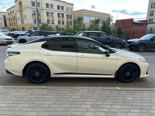 2021 Toyota Camry VIII (XV70) Рестайлинг, белый, 3500000 рублей, вид 5