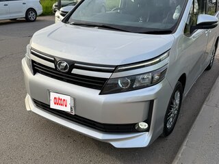 2016 Toyota Voxy III (R80), серый, 1700000 рублей, вид 3