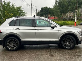 2018 Volkswagen Tiguan II, серебристый, 2800000 рублей, вид 4