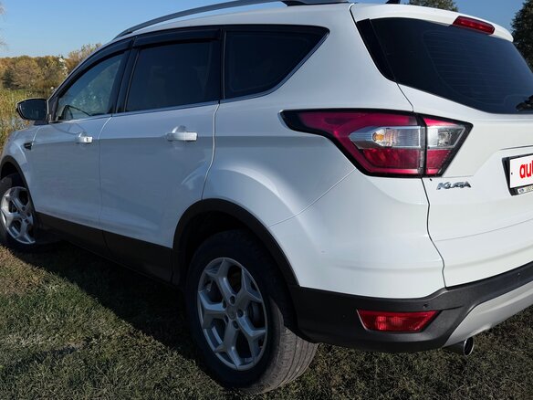 2017 Ford Kuga II Рестайлинг, белый, 1840000 рублей - вид 13