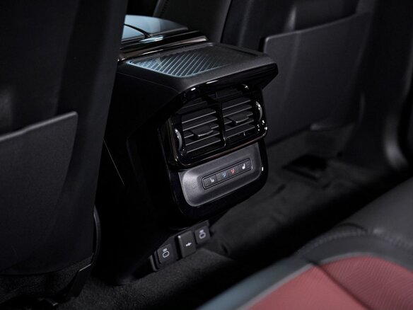 2025 Land Rover Range Rover Evoque II Рестайлинг, серый, 6949000 рублей - вид 13