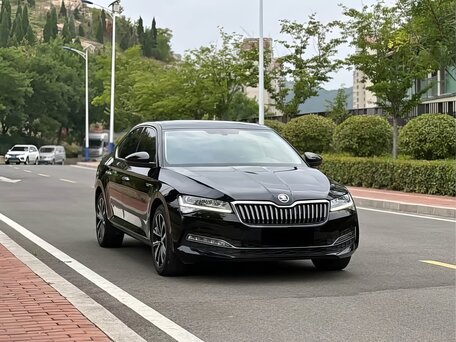 2021 Skoda Superb III Рестайлинг, чёрный, 1940000 рублей, вид 1