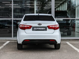 2013 Kia Rio 5-speed III, белый, 700000 рублей, вид 4