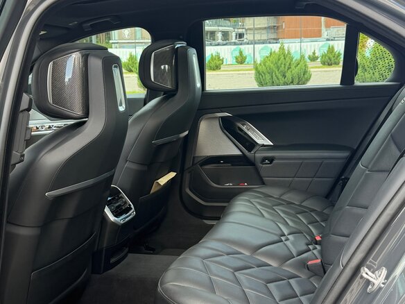 2023 BMW 7 серии 740d xDrive VII (G70), серый, 10200000 рублей - вид 12