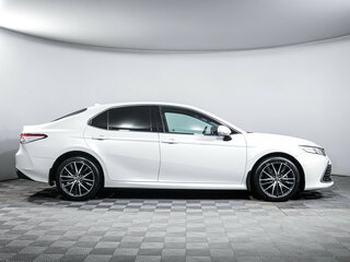 2021 Toyota Camry VIII (XV70) Рестайлинг, белый, 3450000 рублей, вид 4