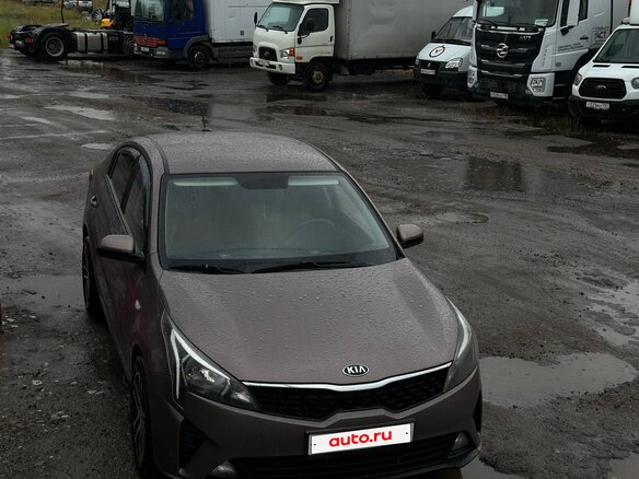 2021 Kia Rio IV Рестайлинг, коричневый, 940000 рублей - вид 2