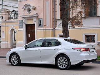 2019 Toyota Camry VIII (XV70), белый, 2850000 рублей, вид 4