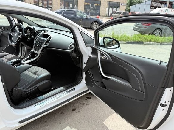 2012 Opel Astra GTC J Рестайлинг, белый, 640000 рублей - вид 5
