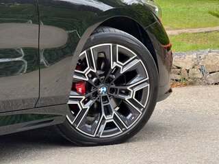 2025 BMW 5 серии 530i xDrive VIII (G60/G61/G68), чёрный, 9190000 рублей, вид 3