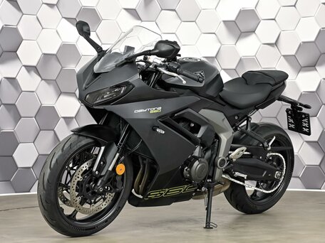 2024 Triumph Daytona 660, серый, 899000 рублей, вид 2