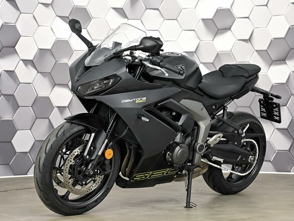 2024 Triumph Daytona 660, серый, 899000 рублей - вид 1