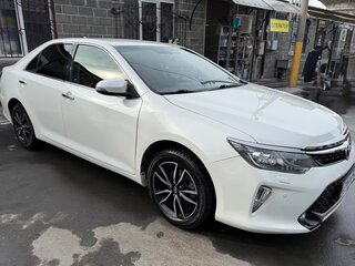 2017 Toyota Camry VII (XV50) Рестайлинг 2, белый, 2300000 рублей, вид 4