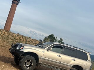 2004 Toyota Land Cruiser 105 100 Series Рестайлинг 1, золотистый, 4000000 рублей, вид 3