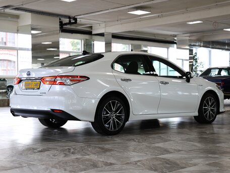 2022 Toyota Camry VIII (XV70) Рестайлинг, белый, 3950000 рублей, вид 2