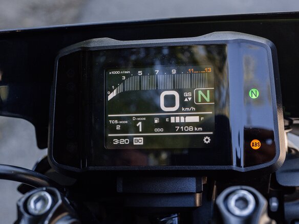 2022 Yamaha MT-09 (FZ-09), серебристый, 1075000 рублей - вид 8