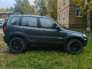2013 Chevrolet Niva I Рестайлинг, зелёный, 700000 рублей, вид 3
