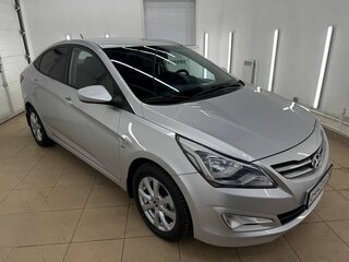 2014 Hyundai Solaris I Рестайлинг, серебристый, 925000 рублей, вид 1