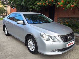 2013 Toyota Camry VII (XV50), серебристый, 1450000 рублей, вид 1