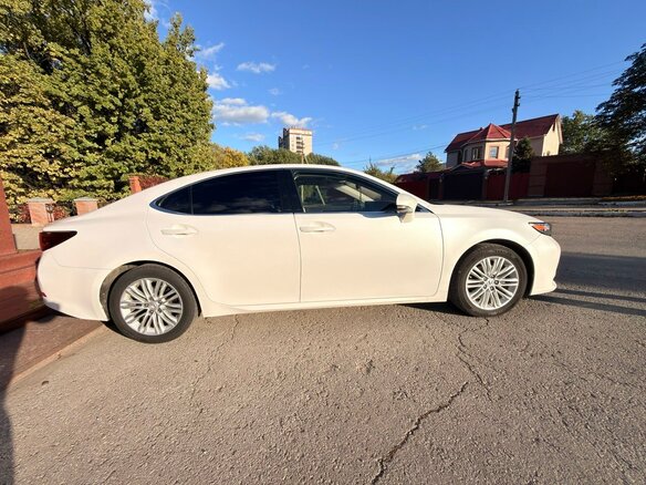 2016 Lexus ES 250 VI Рестайлинг, белый, 3000000 рублей - вид 3