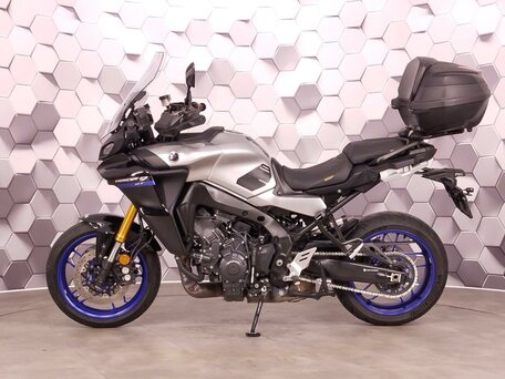 2022 Yamaha MT-09 Tracer (FJ-09), серебристый, 1377000 рублей, вид 4