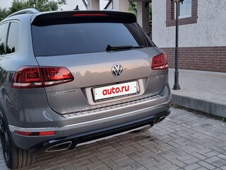 2017 Volkswagen Touareg II Рестайлинг, серебристый, 4400000 рублей, вид 4