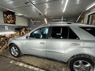 2005 Mercedes-Benz M-Класс 320 II (W164), серебристый, 1550000 рублей, вид 1